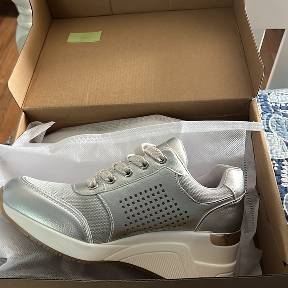 Cestfini silver wedge sneaker size 6.5 - Picture 4 of 4